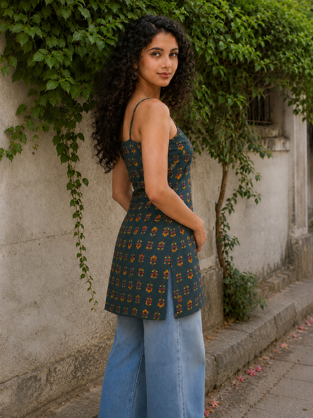 GULNAAR Open-Back Short Kurti